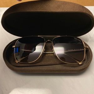 TOM FORD Sunglasses FT0669 | Frame Color: Gold Pink. Lens Color: Grey Gradient
